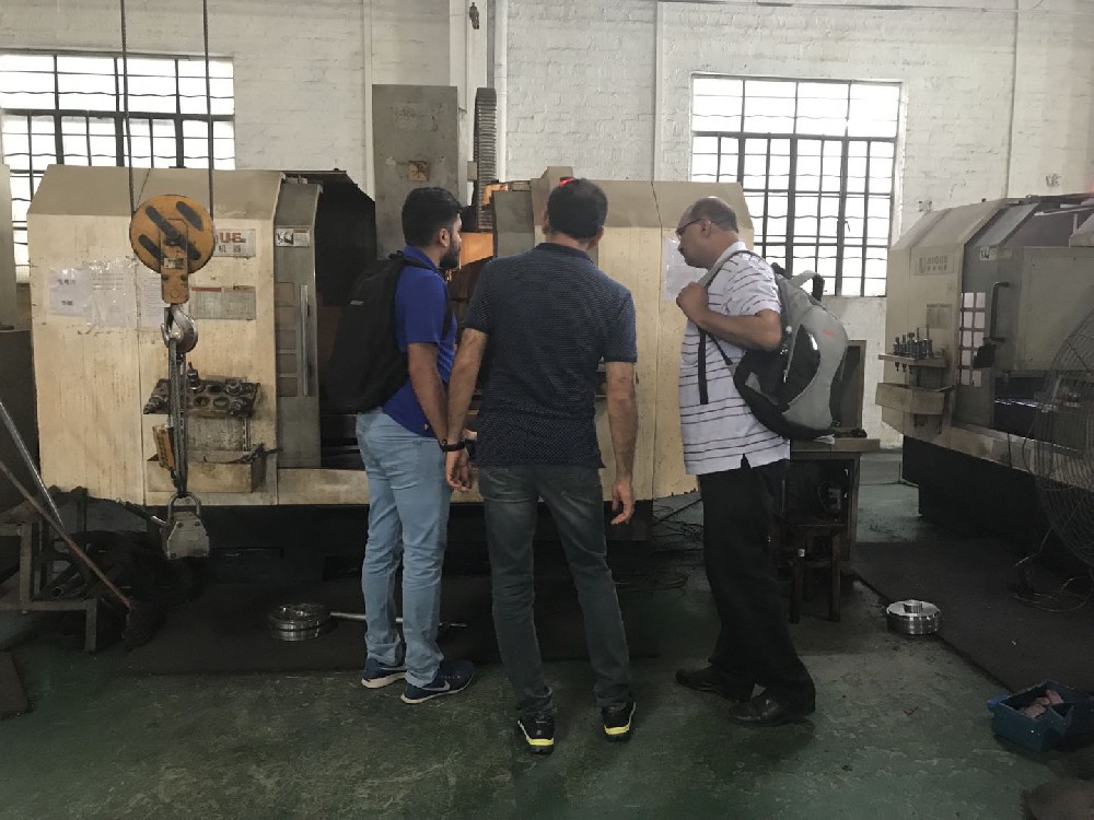 國外客戶參觀工廠車間